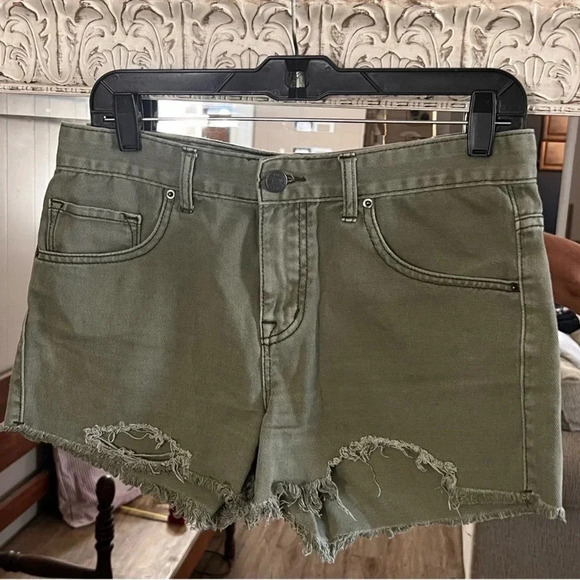 BDG distressed shorts and Tank Top Outfit - Picture 10 of 16